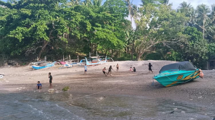 Anak-Anak Talaud Asah Bakat Sepak Bola di Hamparan Pasir Pantai, Bermimpi Jadi Messi