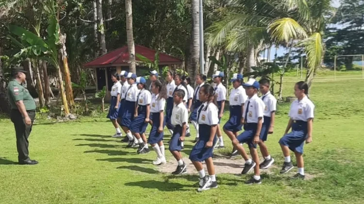 Tegas dan Kompak, Babinsa Gembleng Mental Siswa SMP Kakorotan