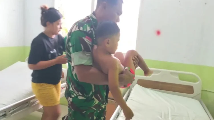 Aksi Sigap Babinsa Rainis Tolong Warga yang Alami Luka Bakar