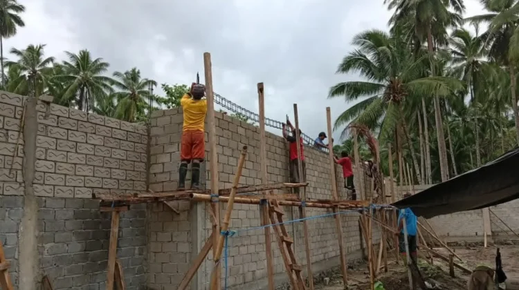 Babinsa Koramil 04/Rainis Bantu Pembangunan KDKMP di Desa Dapihe