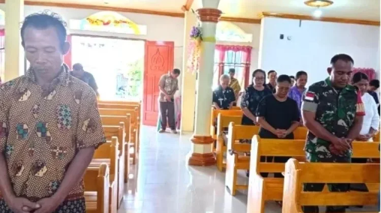 Babinsa Koramil 04/Rainis Ikuti Ibadah Sentral Bersama Warga di Desa Dapalan