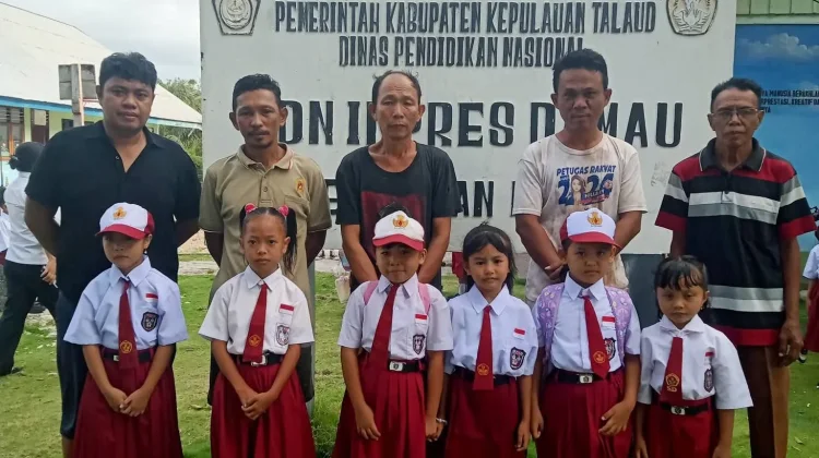 Kepala SDN Inpres Damau Apresiasi Ayah Antar Anak ke Sekolah