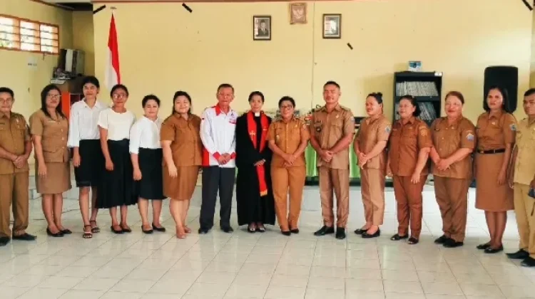 Camat Damau Lantik Perangkat Desa Ihik