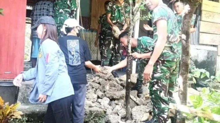 Personel Koramil 1312-04/Rainis Bantu Perbaikan RTLH Warga melalui Karya Bakti