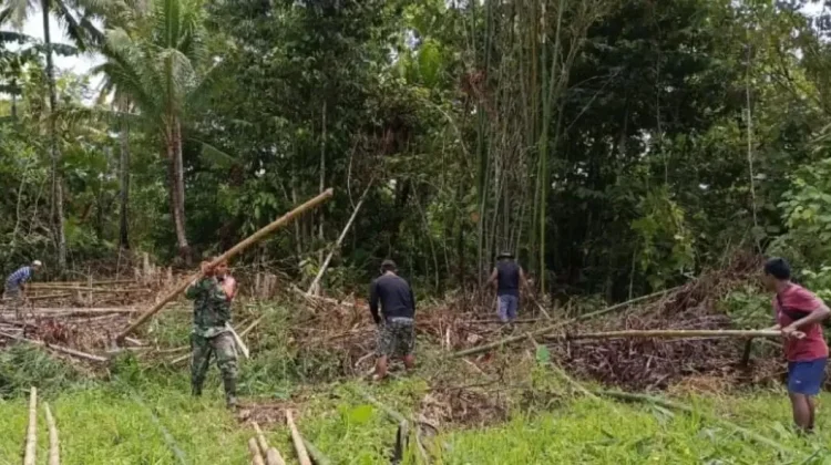 Babinsa Koramil Beo Gotong Royong Siapkan Tenda Ibadah Kaum Bapa Rae