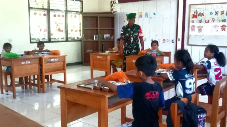 Babinsa Koramil Beo Dampingi Penyaluran Makan Bergizi Gratis di Sekolah
