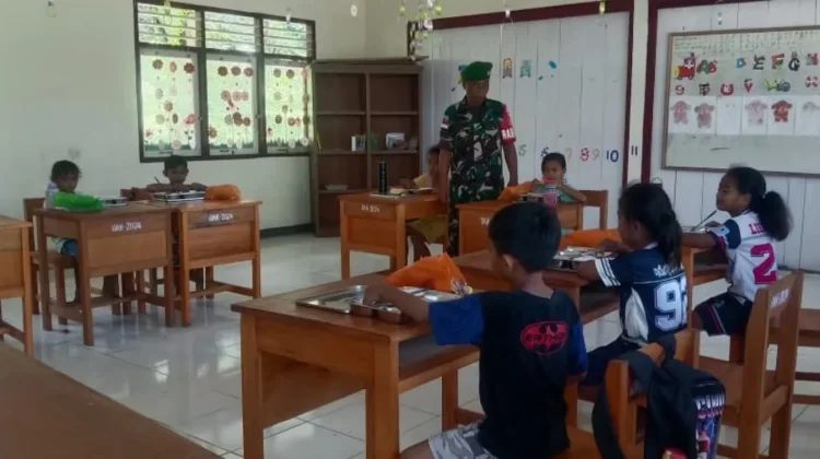 TNI Kawal Makan Bergizi Gratis Anak Sekolah di Beo Selatan Talaud