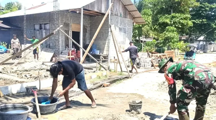 Babinsa Koramil 04/Rainis Gotong Royong Bantu Warga Bangun Pondasi Rumah