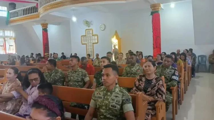 Babinsa dan Satgas Karya Bhakti Ibadah Minggu di Gereja Miangas