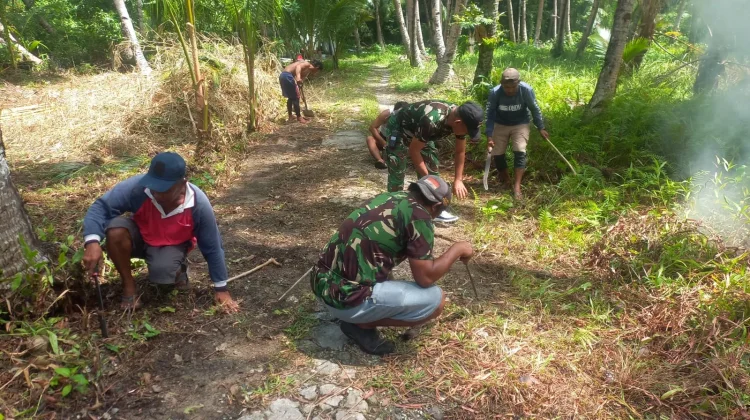 Babinsa Miangas Pimpin Gotong Royong Bersihkan Jalan Rumah Pompa