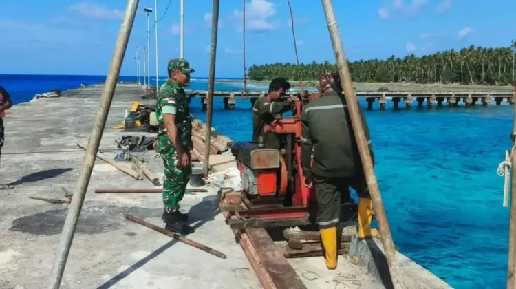 Babinsa Desa Karatung Pantau Perehapan Pelabuhan Rakyat