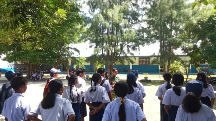 Babinsa Lirung Seleksi Calon Anggota Paskibra SMPN Moronge