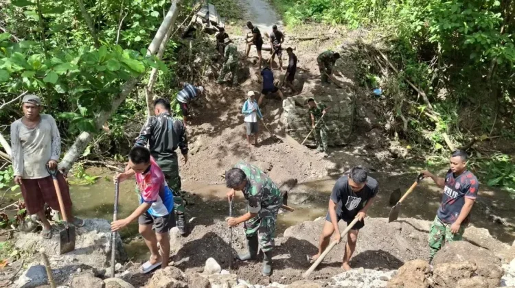 Karbak Skala Besar, Babinsa -Warga Salibabu Manunggal Bangun Jembatan Penghubung