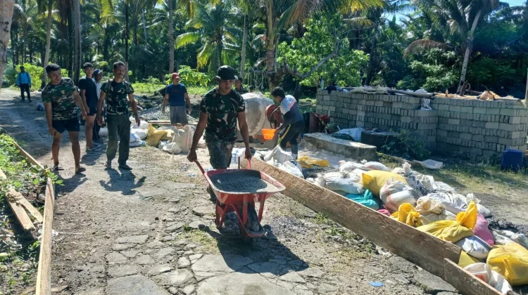Babinsa dan Warga Percepat Pengecoran Jalan Miangas