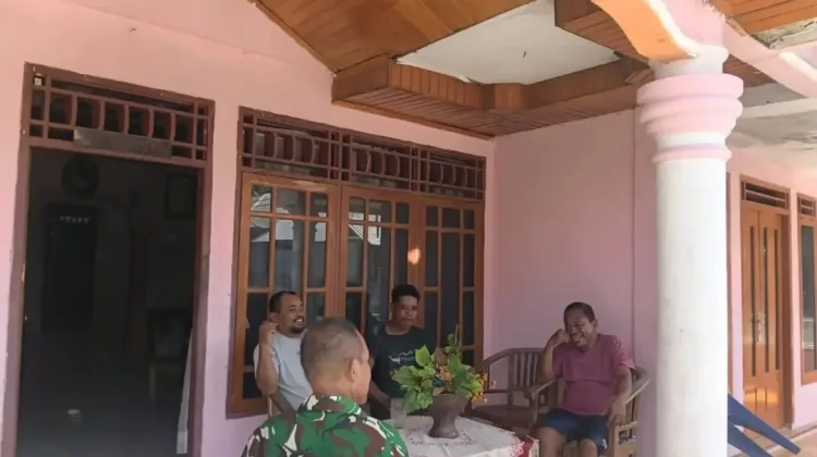 Dukung Karya Bhakti Skala Besar, Babinsa Miangas Pererat Silaturahmi dengan Warga