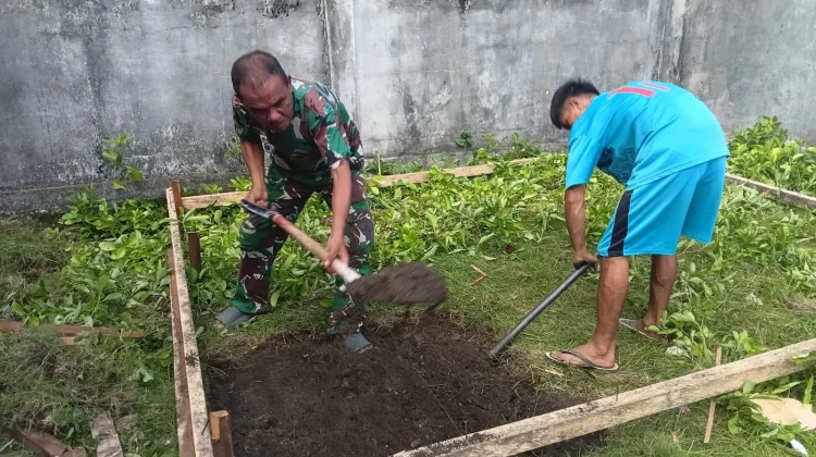 Babinsa dan Warga Bangun Sumur Bor di Miangas