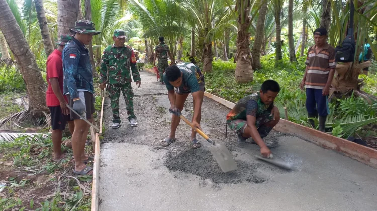 Babinsa Miangas dan Warga Cor Jalan Desa