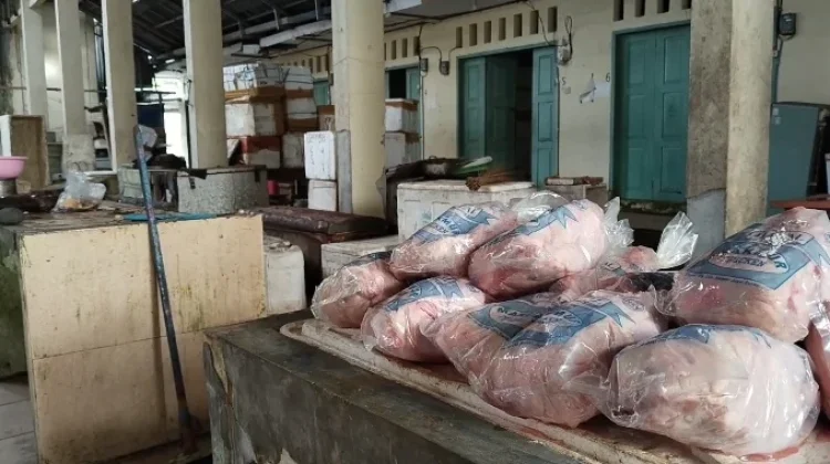 Harga Daging B2 dan Ayam di Pasar Melonguane Masih Stabil
