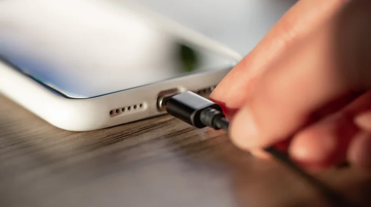Dampak Penggunaan Charger Ponsel Tidak Sesuai Daya