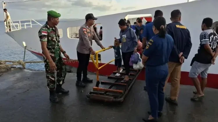 Babinsa Lirung Pantau Kedatangan Kapal Penumpang