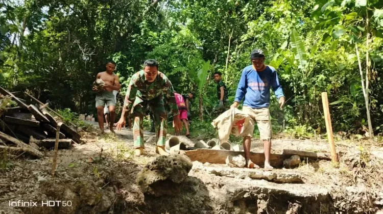 Kemanunggalan TNI-Rakyat Babinsa Bangun Jembatan di Pulau Salibabu