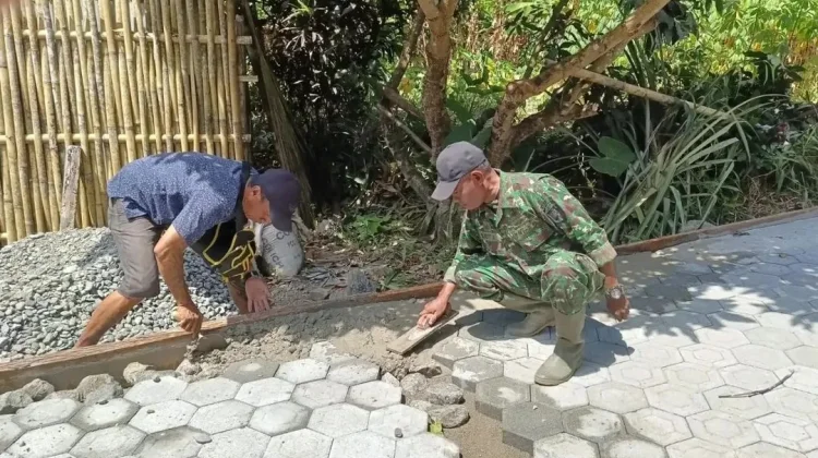 TNI Bersama Warga Talaud Gotong Royong Bangun Jalan