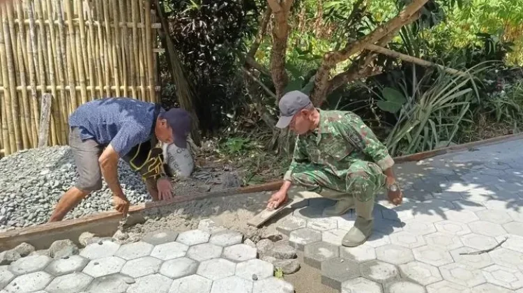 TNI dan Warga Bangun Jalan Desa