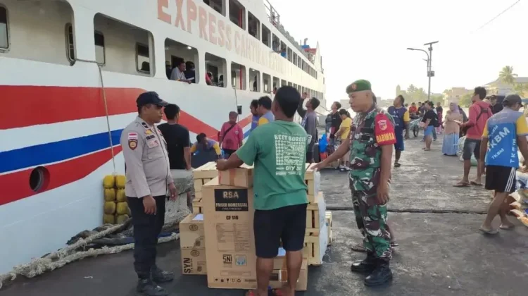 Babinsa Pantau Bongkar Muat Kapal di Pelabuhan Lirung