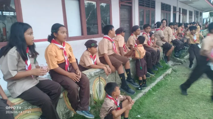 Kegiatan Pramuka Melatih Kemandirian dan Kebersamaan Siswa SDK Imanuel Kiama