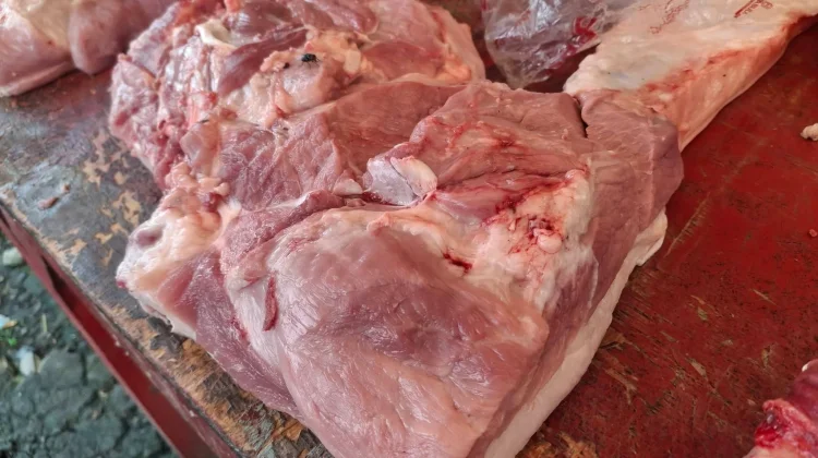 Harga Daging Babi di Pasar Melonguane Turun, Daging Ayam Stabil
