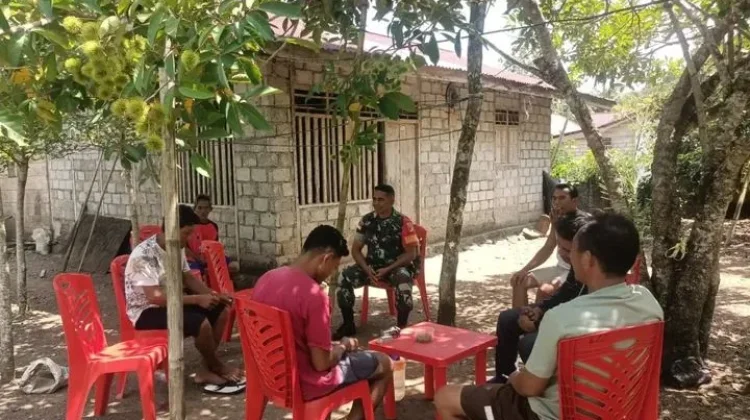 Babinsa Beo Selatan Pererat Komsos Bersama Warga Desa Tarohan