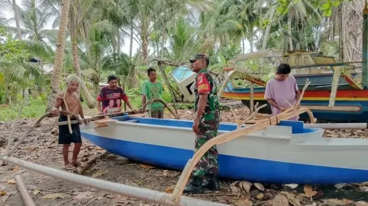 Babinsa Ingatkan Nelayan Waspadai Gelombang Tinggi