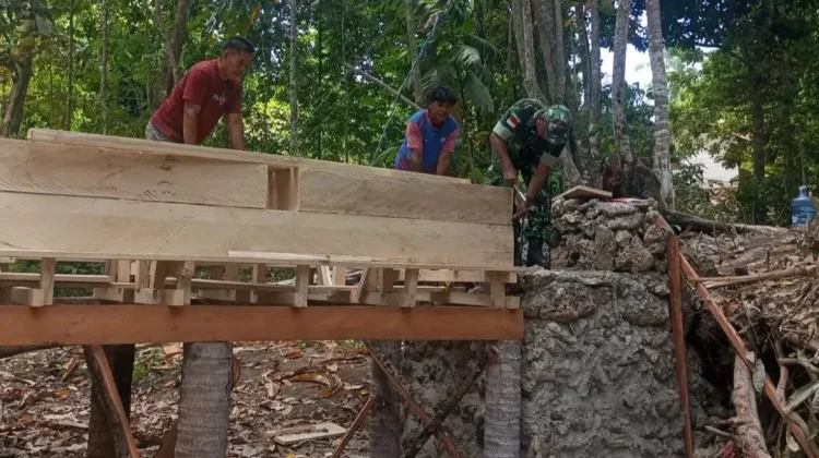 Babinsa Koramil Kabaruan Bersama Warga Damau Gelar Karbak Pembangunan Jembatan