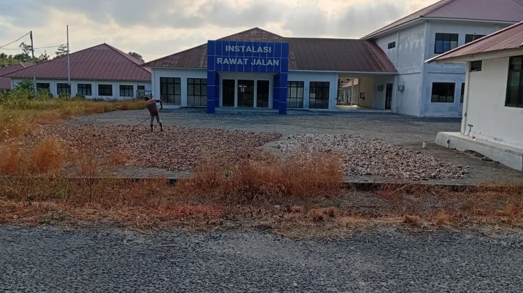 RS Pratama Damau Belum Beroperasi, Warga Gunakan Halaman untuk Jemur Kopra