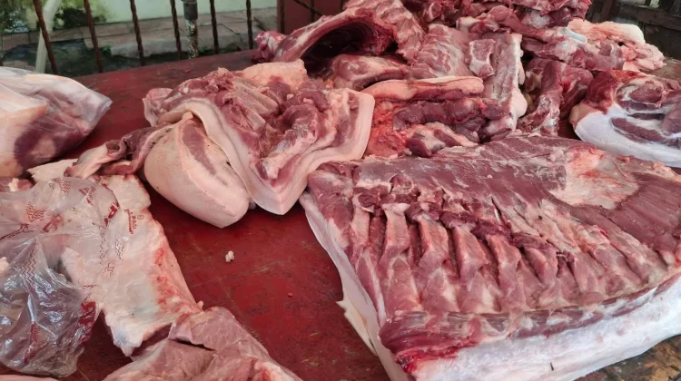 Harga Daging Babi di Pasar Melonguane Turun Menjadi Rp100 Ribu per Kilogram