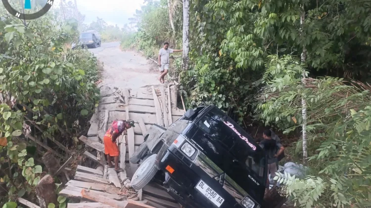 Jembatan Darurat Ihik–Birang Ambruk, Mobil Pikap Terperosok