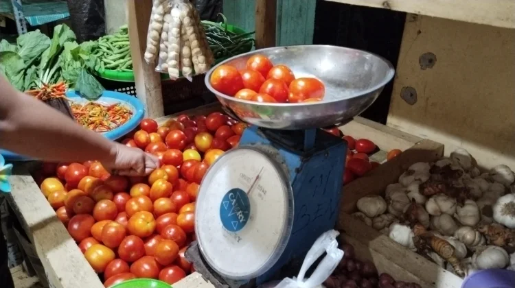 Harga Tomat dan Bawang Merah di Pasar Melonguane Masih Stabil