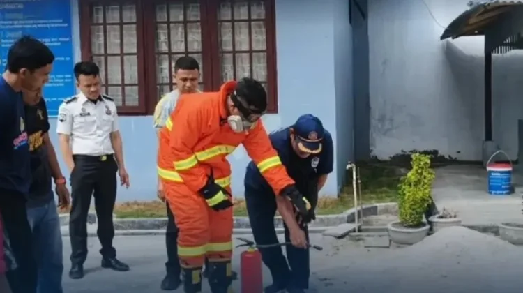 Lapas Lirung Gelar Simulasi Penanggulangan Kebakaran Bersama Damkar