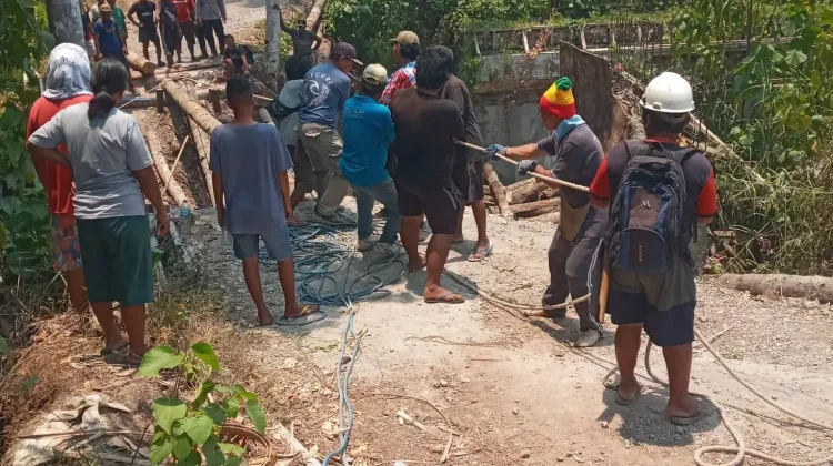 Pemcam Damau dan Masyarakat Bergotong Royong Bangun Jembatan Ihik–Birang