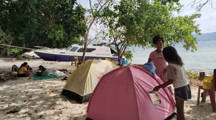 Pantai Aranggacca Jadi Pilihan Warga Melonguane Bersantai Bersama Keluarga