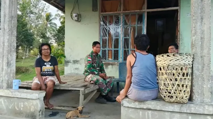 Babinsa Koramil Beo Komsos dan Pantau Wilayah Binaan Desa Bengel