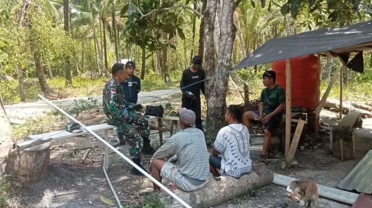 Babinsa Koramil Essang Monitor Wilayah lewat Komsos