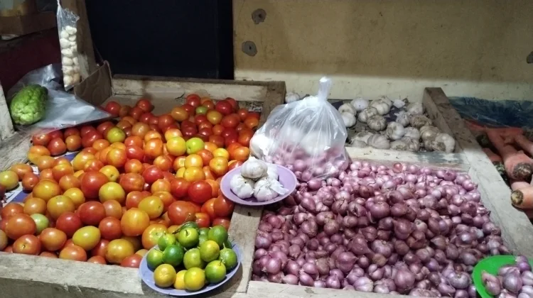 Harga Bawang dan Tomat di Pasar Melonguane Masih Stabil