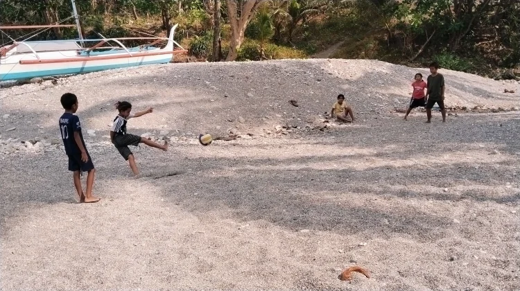 Pantai Jadi Lapangan, Remaja Pantuge Salurkan Hobi Sepak Bola