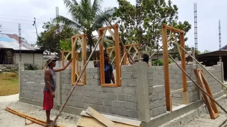 Wujudkan Kemanunggalan, TNI dan Warga Talaud Gotong Royong Pugar RTLH