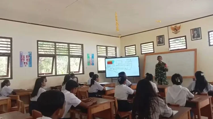 Tanamkan Nasionalisme, Babinsa Koramil Essang Mengajar di SMP Bulude