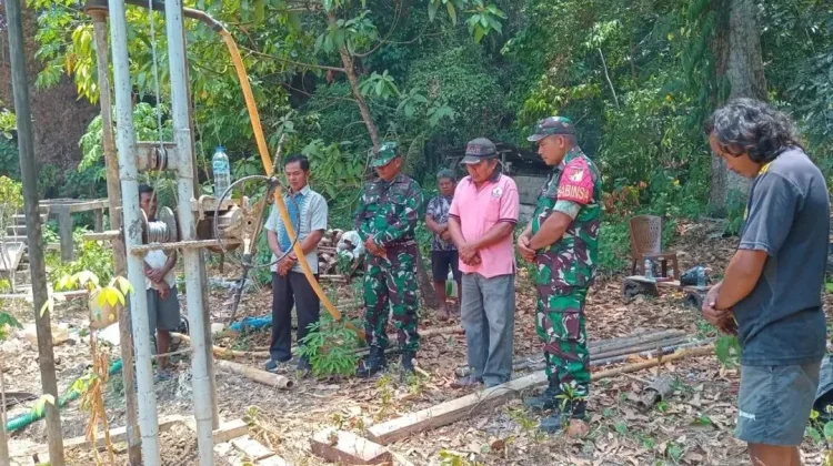 Koramil 04/Rainis Bersama Warga Desa Laksanakan Doa dalam Penggalian Sumur Bor