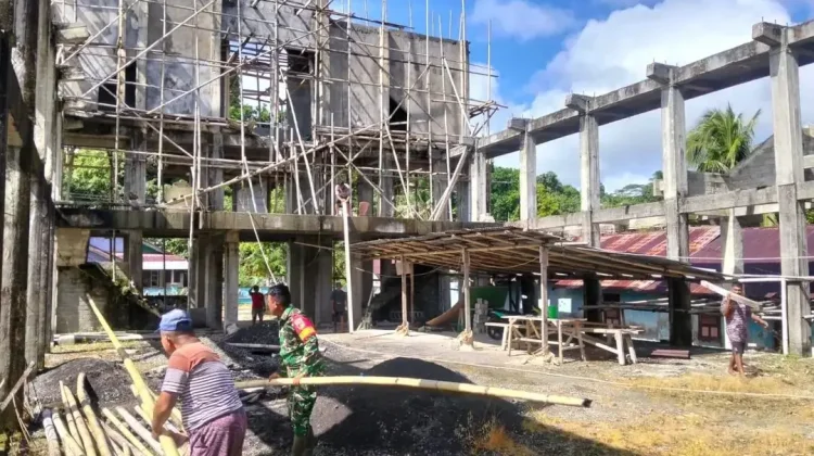 Babinsa Koramil Rainis Gotong Royong Bangun Gereja Ayalon