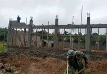 Babinsa Sertu Markus Dampingi Pembangunan  KDKMP Ambela