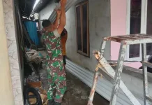 Babinsa Miangas Bantu Warga Pasang Talang Saluran Air